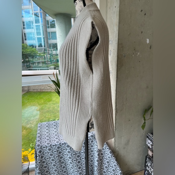 H&M sweater vest, size XS (0277) - Picture 3 of 6